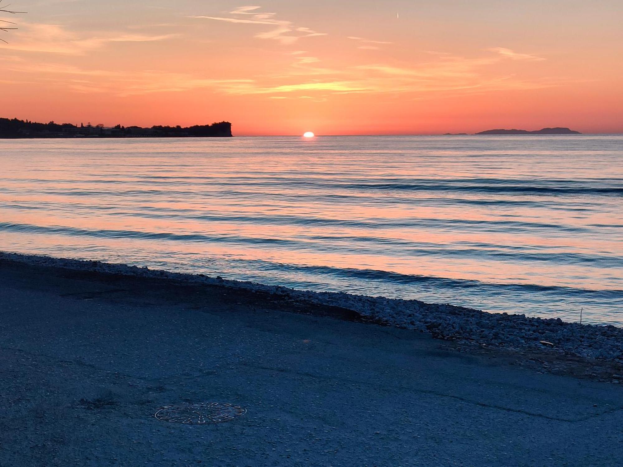 Dolphin Apt & Studios -Next To The Beach ロダ エクステリア 写真